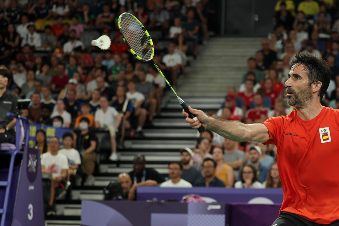 El español Pablo Abián durante su partido ante el malasio Zii Jia Lee en el individual masculino celebrado en el marco de los Juegos Olímpicos, en París, Francia. EFE/ Sashenka Gutiérrez