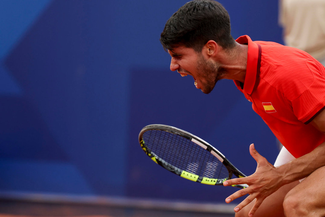 El tenista español Carlos Alcaraz durante su partido de tercera ronda del torneo individual masculino de tenis de los Juegos Olímpicos de París 2024 disputado contra el ruso Roman Safiullin en el complejo de tenis Roland Garros de París. EFE/ Juanjo Martín