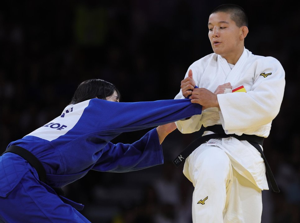 La judoca española Ai Tsunoda Roustant en el combate de repasca ante la japonesa Saki Niizoe (azul) en la categoría -70kg en los Campos de Martes en Paris. EFE/EPA/TERESA SUAREZ