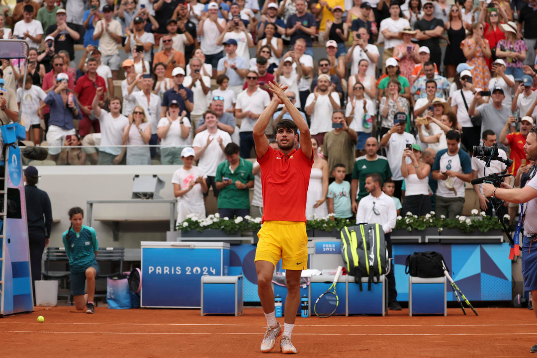 El tenista español Carlos Alcaraz se despide del público tras su victoria en el partido de tercera ronda del torneo individual masculino de tenis de los Juegos Olímpicos de París 2024 disputado contra el ruso Roman Safiullin, en el complejo de tenis Roland Garros de París. EFE/ Juanjo Martín