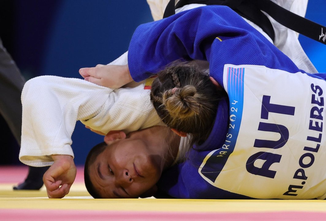 La austriaca Michaela Polleres (azul)) y la española Ai Tsunoda Roustant (blanco) en acción durante la categoría -70kg en los Campos de Marte de París, Fancia. EFE/EPA/TERESA SUAREZ