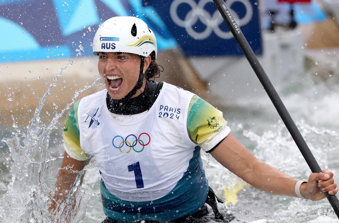 La australiana Jessica Fox celebra so olímpico en Vaires-sur-Marne Nautical Stadium, en Vaires-sur-Marne, Francia. EFE/EPA/ALI HAIDER