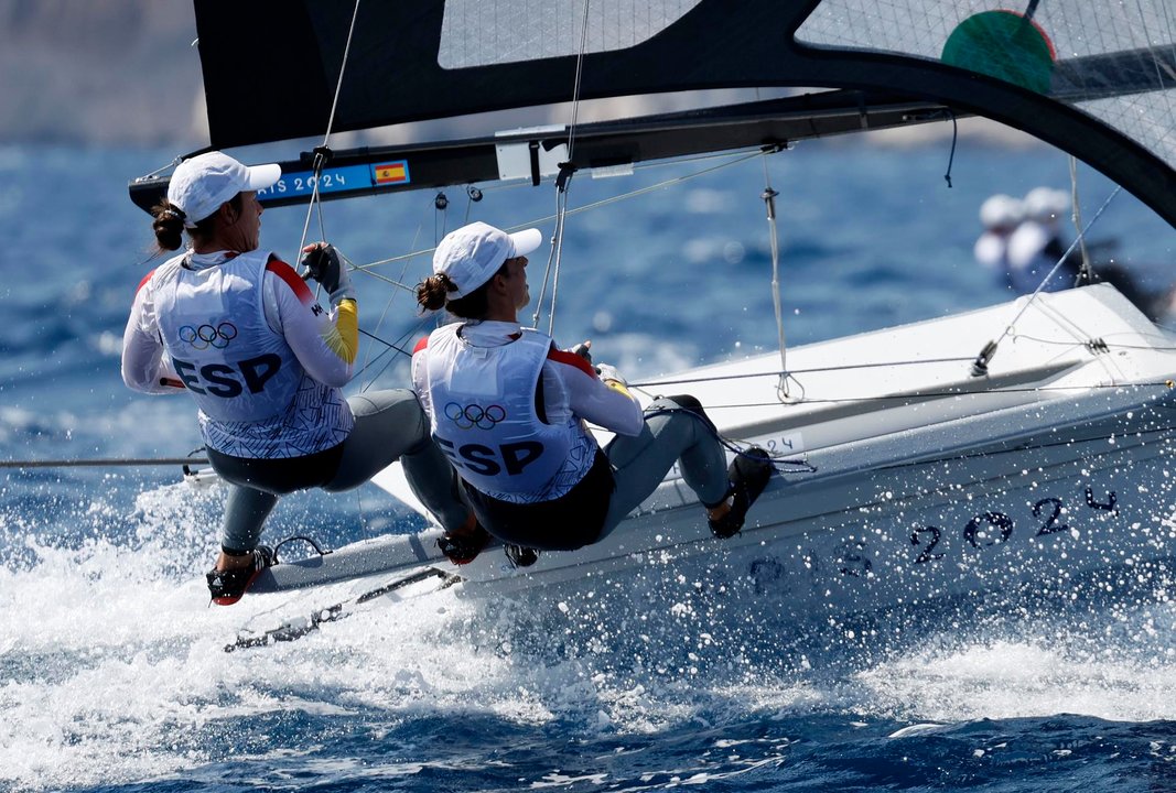 El 49er FX español, con Támara Echegoyen como timonel y Paula Barceló de tripulante en MArsella, Francia. EFE/EPA/SEBASTIEN NOGIER