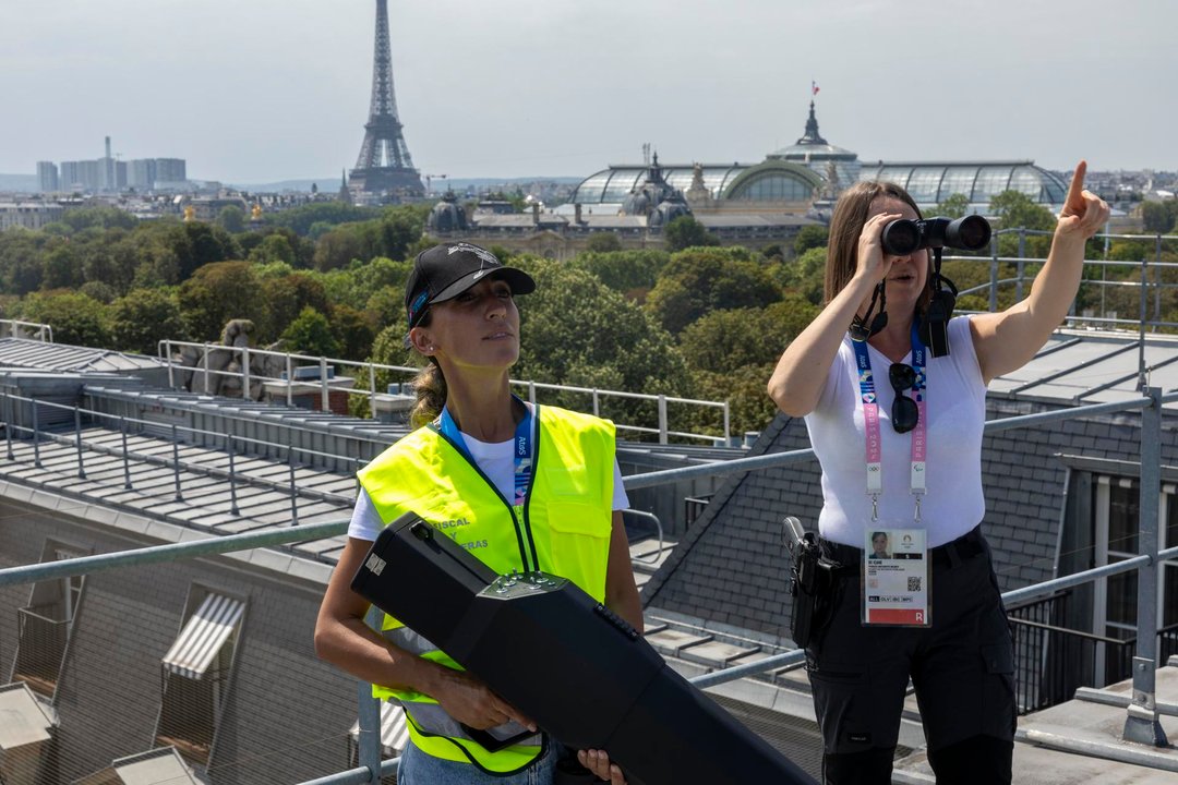 La guardia civil Vanesa Peña y la sargento de la Guardia Civil Elisa Hernández (d) en los tejados de edificios de París EFE/EPA/ANDRE PAIN