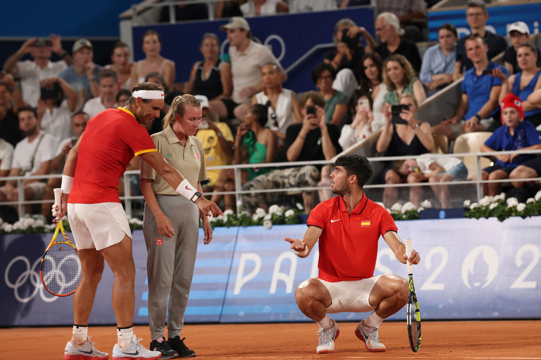 Los tenistas españoles Rafa Nadal (i) y Carlos Alcaraz conversan con la juez de línea durante los cuartos de final de dobles masculinos de tenis de los Juegos Olímpicos de París 2024, ante los estadounidenses Austin Krajicek y Rajee Ram en el complejo de tenis Roland Garros de París. EFE/ Juanjo Martín