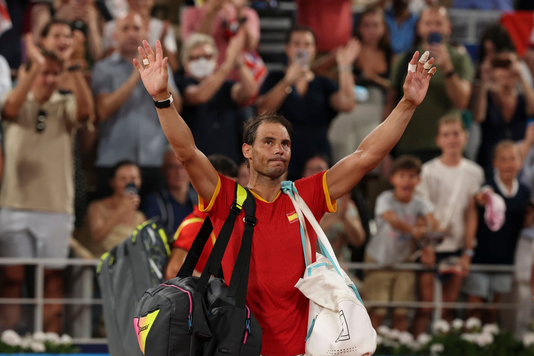 El español Rafa Nadal tras perder ante los estadounidenses Austin Krajicek y Rajee Ram en los cuartos de final de dobles masculinos de tenis de los Juegos Olímpicos de París 2024, en el complejo de tenis Roland Garros de París. EFE/ Juanjo Martín