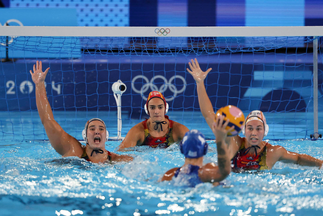 La portera española Laura Ester Ramos (c) espera el lanzamiento del equipo griego durante el partido de waterpolo femenino de la ronda preliminar grupo B de los Juegos Olímpicos de París 2024, que España y Grecia disputan este miércoles, en Saint-Denis (Francia). EFE/ Miguel Gutiérrez