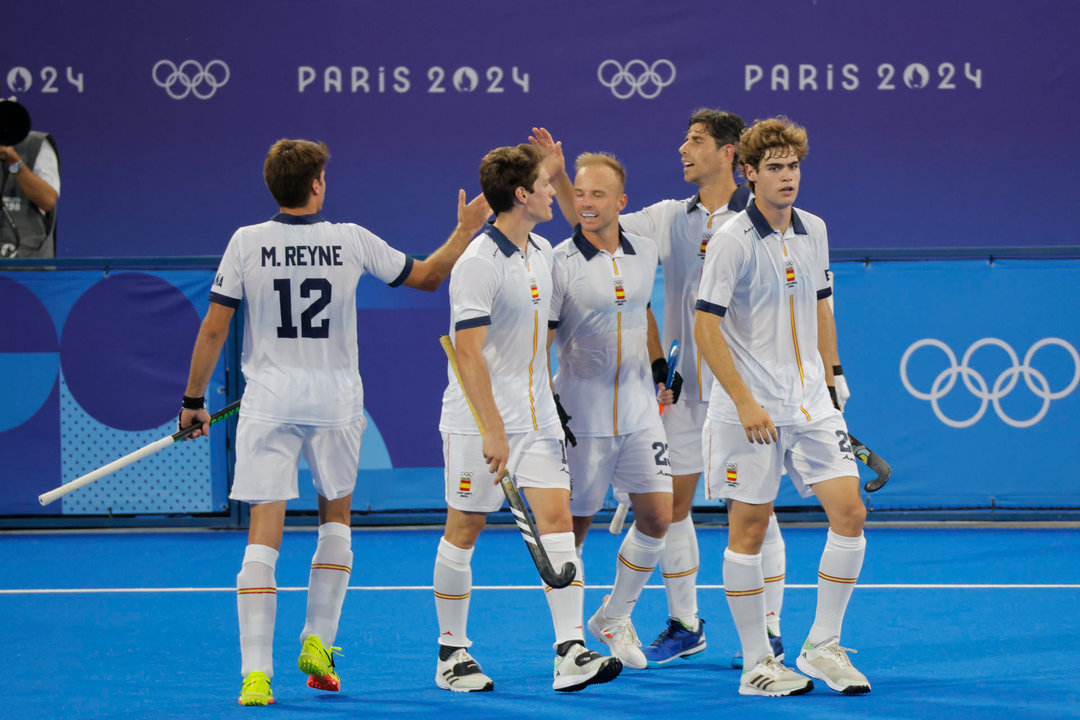 El equipo español ante Sudáfrica en el partido del Grupo A de Hockey sobre Hierba de los Juegos Olímpicos de París 2024, entre España y Sudáfrica, este miércoles, en el estadio Yves-du-Manoir Stadium 1 en Colombes, Francia. EFE/ Lavandeira Jr.