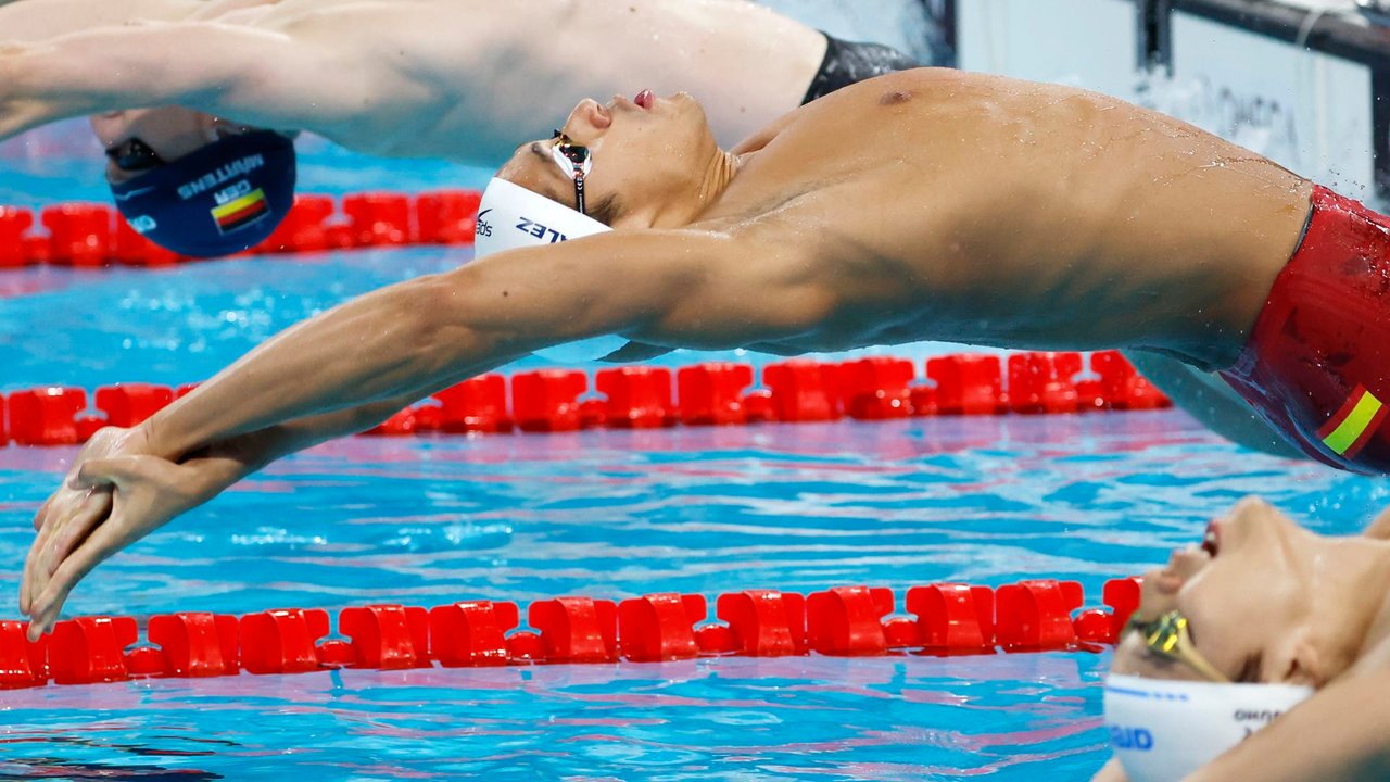 El nadador español Hugo González en la primera semifinal de los 200m espalda en la piscina de La Defense Arena en París, Francia. EFE/EPA/MAST IRHAM