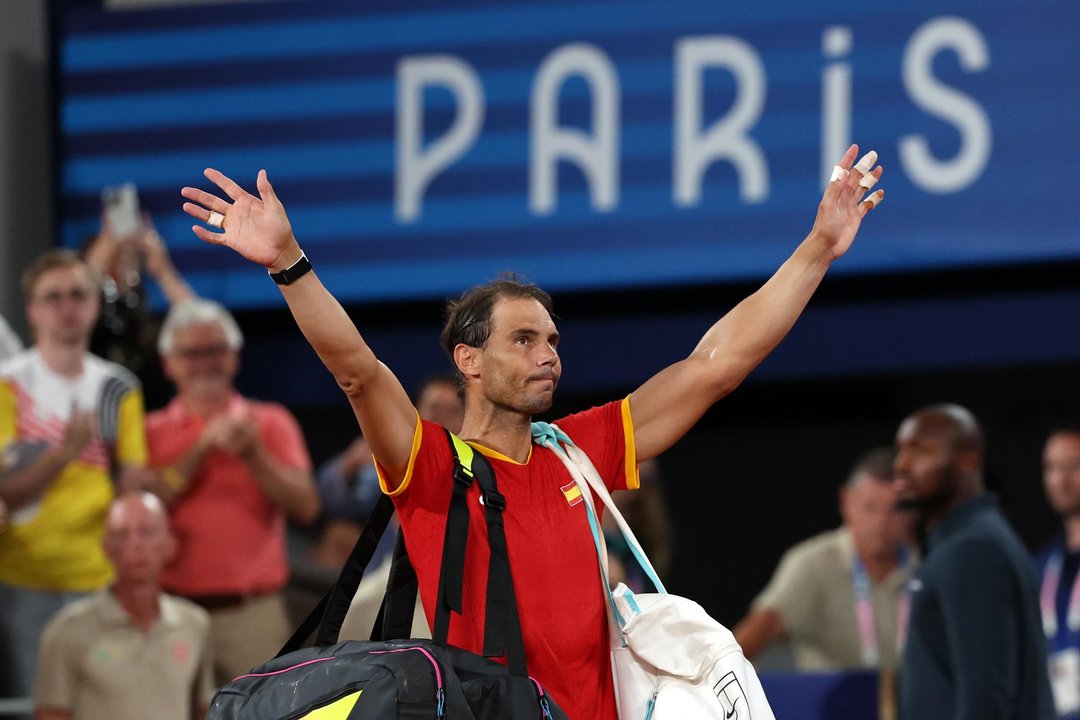 Rafael Nadal en los cuartos de final de dobles masculinos de tenis de los Juegos Olímpicos de París 2024, en el complejo de tenis Roland Garros de París.  EFE/EPA/DANIEL IRUNGU