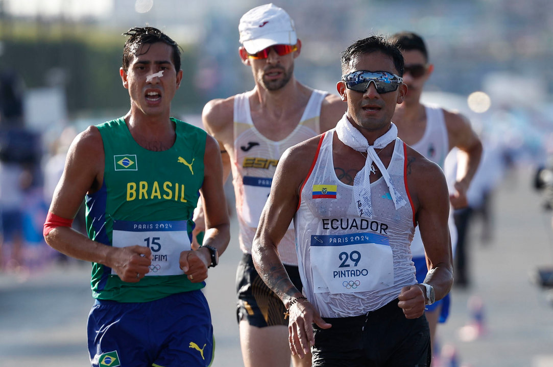 El español Álvaro Martín (C), bronce la prueba de 20 kilómetros marcha, tras el ecuatoriano Brian Daniel Pintado (d), oro, y el brasileño Caio Bonfim (i), plata. EFE/ Miguel Toña