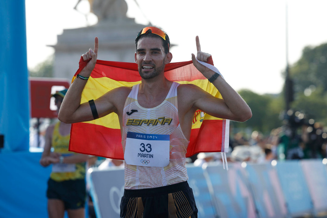 El atleta español Martín Álvaro celebra su medalla de bronce al finalizar la prueba de los 20km marcha masculinos de los Juegos Olímpicos de París 2024, este jueves, en la capital francesa. EFE/ Miguel Toña