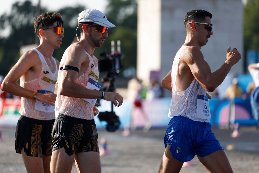 Los atletas españoles Álvaro Martín (c) y Paul McGrath (i) tras el italiano Massimo Stano (d) durante la prueba de los 20km marcha masculinos de los Juegos Olímpicos de París 2024, este jueves, en la capital francesa. EFE/ Miguel Toña