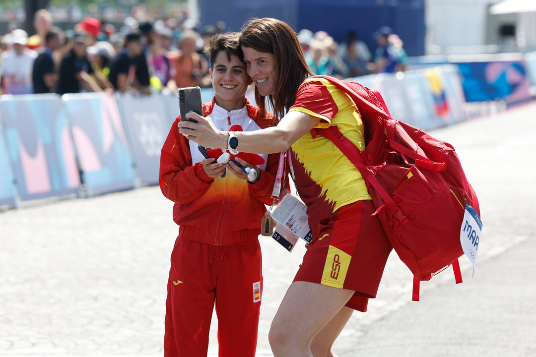 La jefa del equipo de atletismo, la exatleta Ruth Beitia (d), posa junto a la española María Pérez (i), ganadora de la playa, en los 20km marcha femeninos de los Juegos Olímpicos de París 2024, este jueves, en la capital francesa. EFE/ Miguel Toña