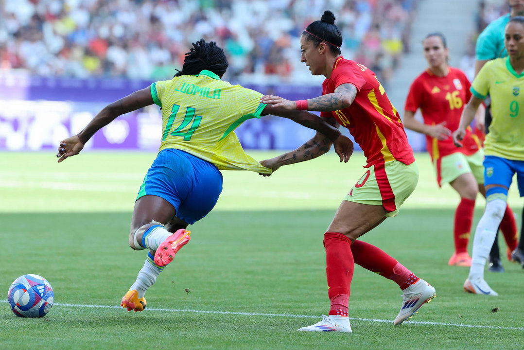 La delantera brasileña Ludmila (i) disputa un balón ante la delantera española Jennifer Hermoso. EFE/ Kiko Huesca