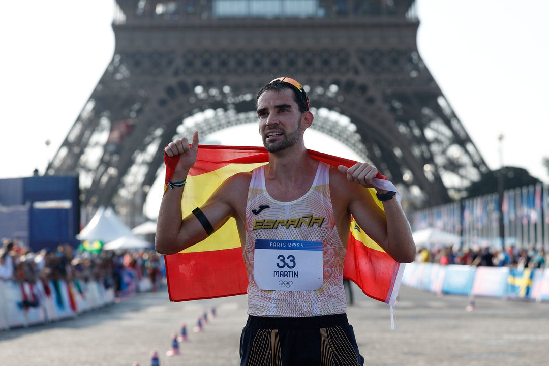 El atleta español Martín Álvaro celebra su medalla de bronce al finalizar la prueba de los 20km marcha masculinos de los Juegos Olímpicos de París 2024, este jueves, en la capital francesa. EFE/ Miguel Toña