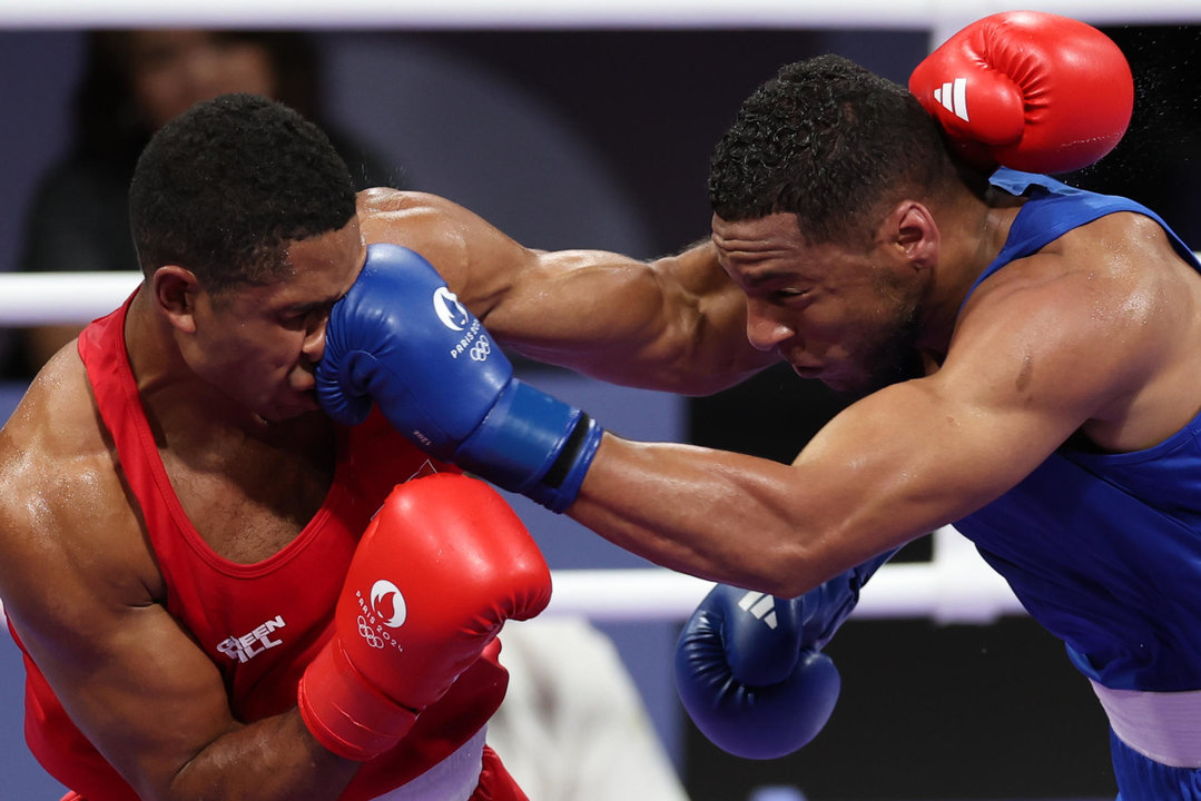 El boxeador español Enmanuel Reyes Pla (azul) durante su combate de boxeo contra el belga Victor Scheltraete (rojo) en los cuartos de final masculino de la categoría en los Juegos Olímpicos 2024 en la categoría de 92kg. EFE/ Sashenka Gutiérrez