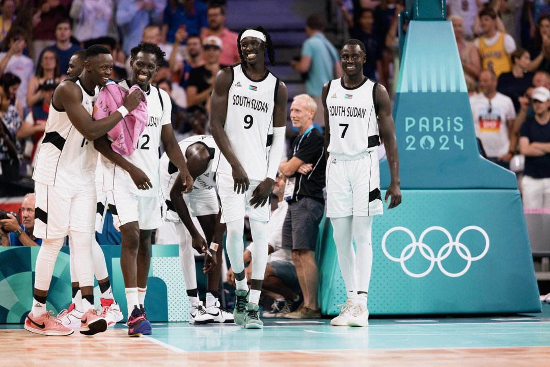 Jugadores del Sudan del Sur celebran su victoria sobre Puerto Rico. PEFE/EPA/ALEX PLAVEVSKI