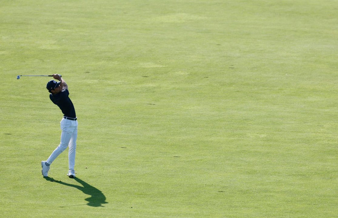 El chileno Joaquín Niemann durante la primera jornada del torneo de golf de los Juegos Olímpicos de París 2024. EFE/EPA/ERIK S. LESSER