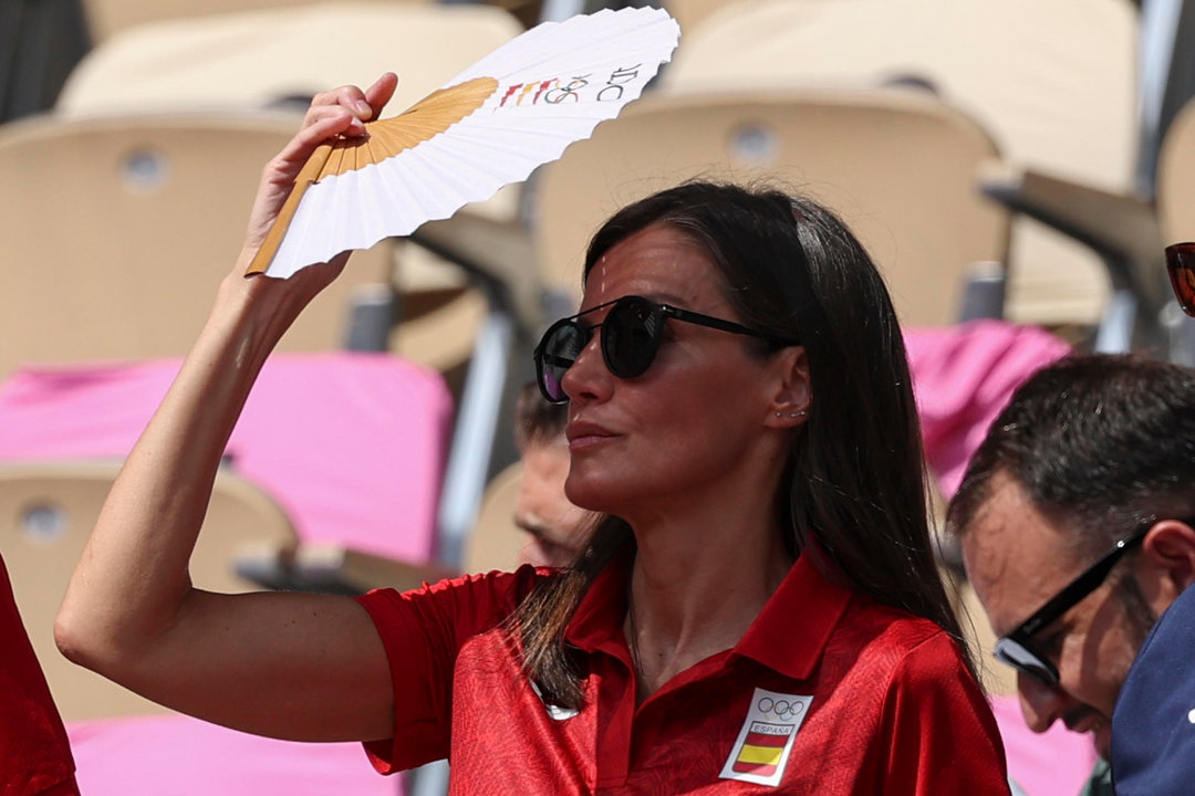 La reina Letizia asiste al partido de cuartos de final entre el estadounidense Tommy Paul y el español Carlos Alcaraz en el marco de los Juegos Olímpicos París 2024, este jueves, en la capital francesa. EFE/ Juanjo Martin