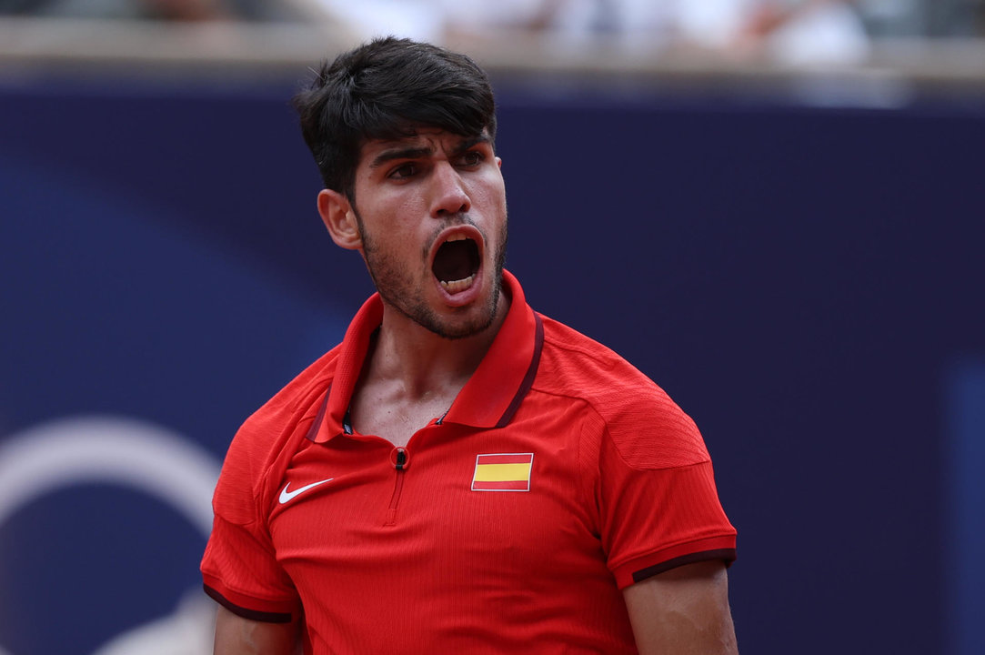 El español Carlos Alcaraz durante el partido ante el estadounidense Tommy Paul, de cuartos de final celebrados en el marco de los Juegos Olímpicos París 2024, este jueves, en la capital francesa. EFE/ Juanjo Martín