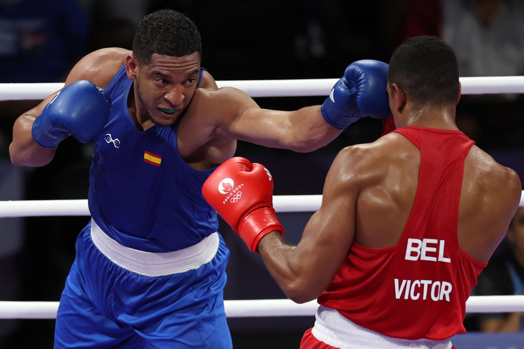 El boxeador español Enmanuel Reyes Pla (azul) durante su combate de boxeo contra el belga Victor Scheltraete (rojo) en los cuartos de final masculino de la categoría en los Juegos Olímpicos 2024 en la categoría de 92kg. EFE/ Sashenka Gutiérrez