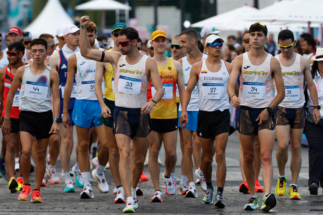 Los atletas Álvaro Martín (33), Paul McGrath (34) y Diego García (31) a su llegada a la prueba de los 20km marcha masculinos de los Juegos Olímpicos de París 2024, este jueves, en la capital francesa. EFE/ Miguel Toña