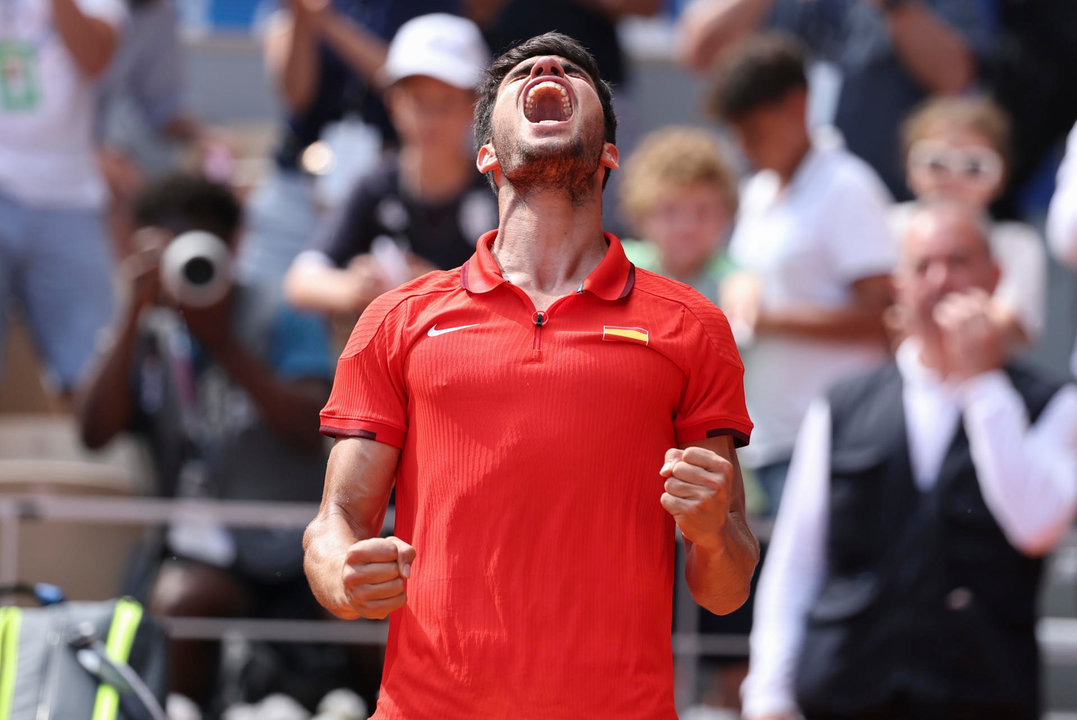 El español Carlos Alcaraz tras imponerse al estadounidense Tommy Paul durante los cuartos de final celebrados en el marco de los Juegos Olímpicos París 2024, este jueves, en la capital francesa. EFE/ Juanjo Martín