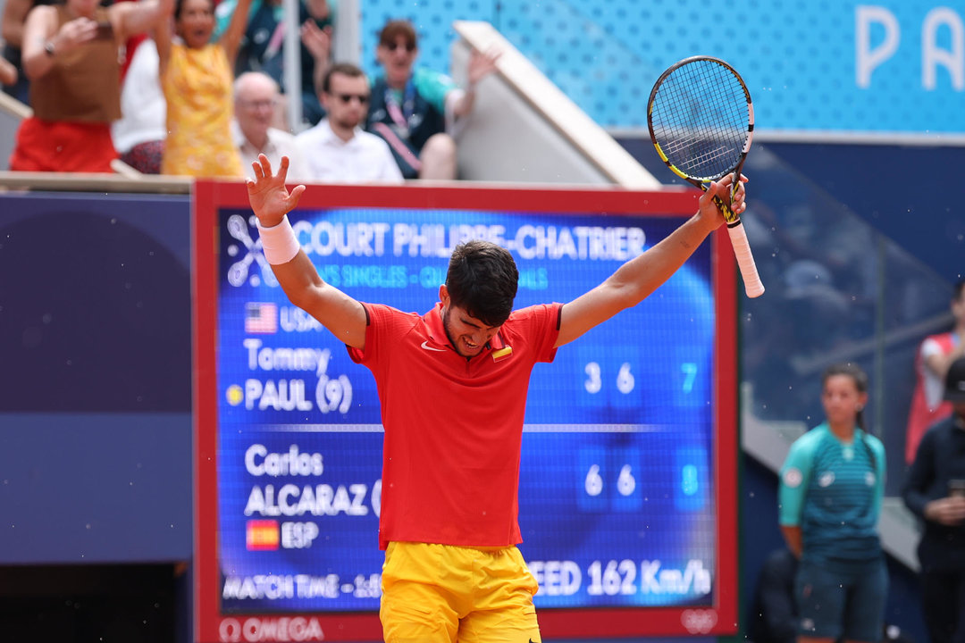 El español Carlos Alcaraz tras imponerse al estadounidense Tommy Paul durante los cuartos de final celebrados en el marco de los Juegos Olímpicos París 2024, este jueves, en la capital francesa. EFE/ Juanjo Martín