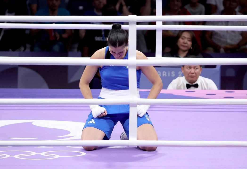 La boxeadora italiana Angela Carini llora tras retirarse en la categoría 66kg ante la argelina Imane Khelif en el North Paris Arena en Villepinte, Francia. EFE/EPA/YAHYA ARHAB