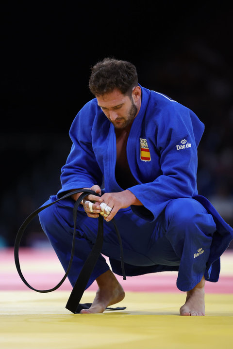 - El español Niko Shera (azul) combate contra el suizo Daniel Eich en la ronda de cuartos de final de la categooría -100kg en judo masculino en el marco de los Juegos Oímpicos París 2024, este jueves, en la capital francesa. EFE/ Miguel Gutierrez