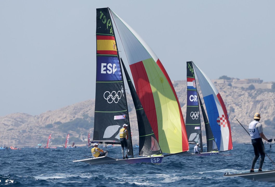 Los españoles Diego Botin le Chever y Florian Trittel Paul en aguas de Marsella, Francia. EFE/EPA/OLIVIER HOSLET