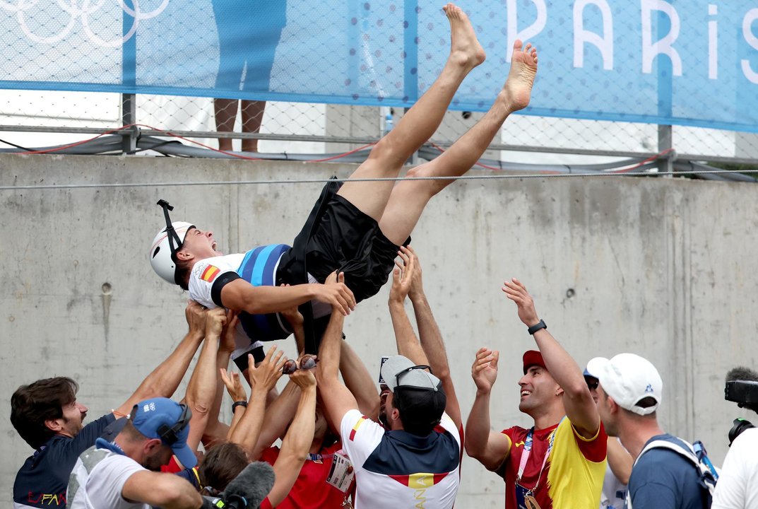 El piragüista Pau Echaniz es manteado tras la prueba de kayak masculina que se ha disputado en el Vaires-sur-Marne Nautical Stadium, en Vaires-sur-Marne,Francia.EFE/EPA/ALI HAIDER