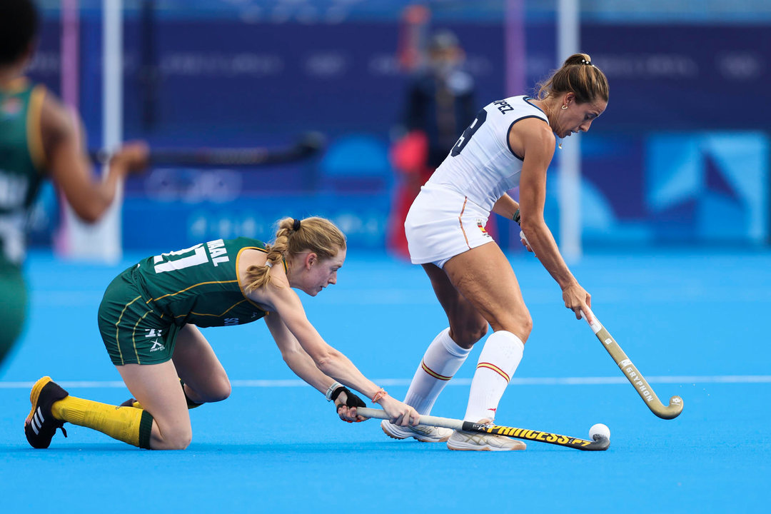 La defensaora de España María López (d) ante la jugadora de Sudáfrica Kayla de Waal durante el partido del Grupo B de Hockey sobre Hierba de los Juegos Olímpicos de París 2024, entre España y Sudáfrica, en el estadio Yves-du-Manoir Stadium 2 en Colombes, Francia. EFE/ Sashenka Gutierrez