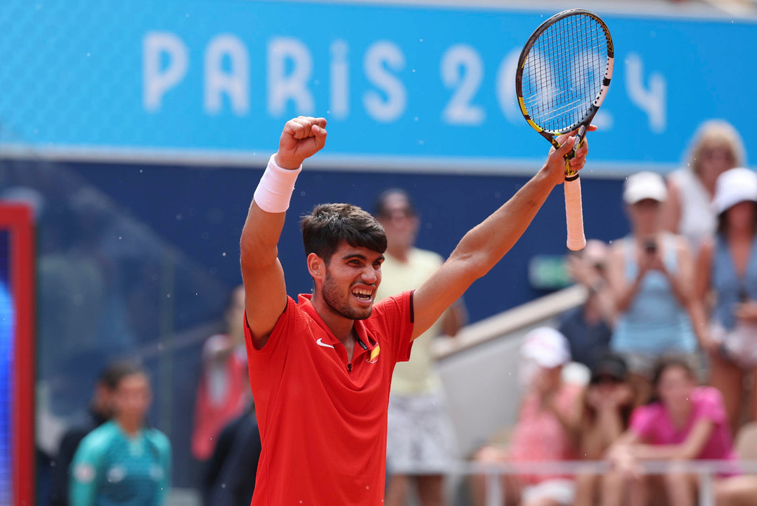 El español Carlos Alcaraz tras imponerse al estadounidense Tommy Paul durante los cuartos de final celebrados en el marco de los Juegos Olímpicos París 2024, este jueves, en la capital francesa. EFE/ Juanjo Martín