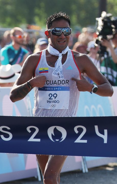 Brian Daniel Pintado dio este jueves a Ecuador la medalla de oro en los 20 kilómetros de los Juegos Olímpicos de París. EFE/EPA/Mohammed Badra