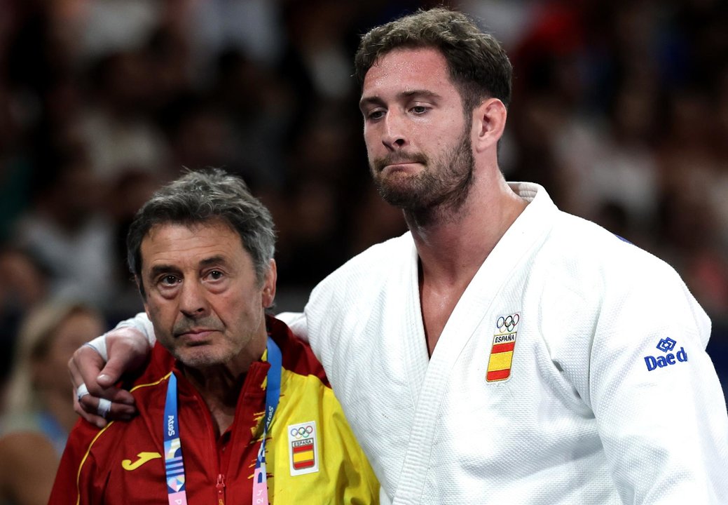 El español Nikoloz Sherazadishvili se lamenta tras perder en la lucha por el bronce. EFE/EPA/CHRISTOPHE PETIT TESSON