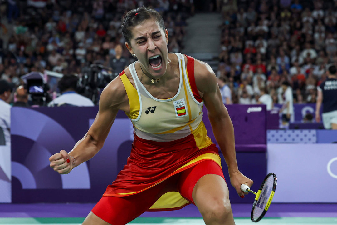 -La española Carolina Marín celebra su victoria ante la estadounidense Beiwen Zhang en el partido de octavos de final individual femenino celebrado en el marco de los Juegos Olímpicos, en París, Francia. EFE/ Kiko Huesca