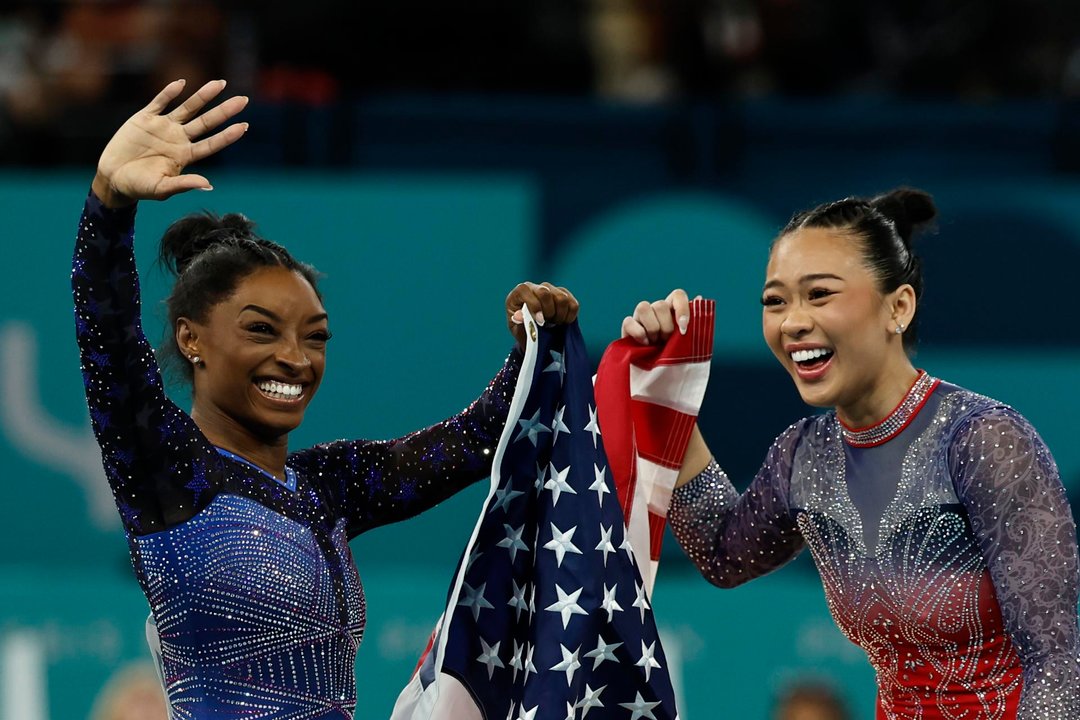 Las estadouidenses Simone Biles (I) y Sunisa Lee (d) celebran la bictoria en la competición de gimnasia en e Bercy Arena en Paris,Francia. EFE/EPA/RITCHIE B. TONGO