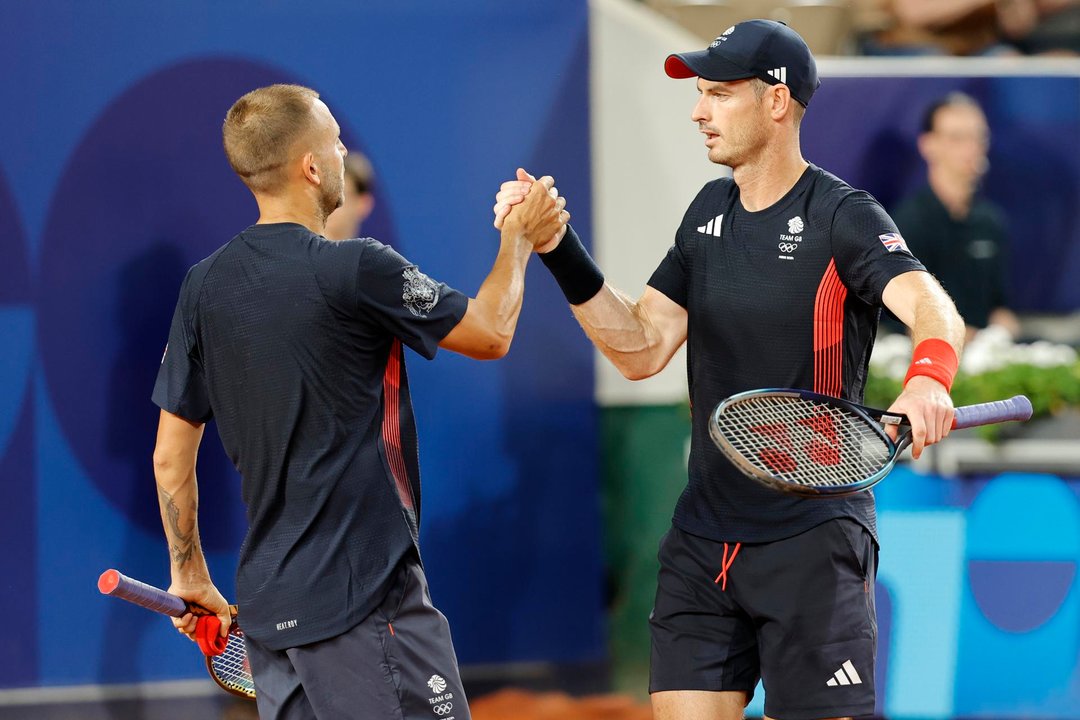 Los británicos Andy Murray (d) y Daniel Evans tras perder en el dobles en las pistas de Roland Garros en Paris, Francia. EFE/EPA/RONALD WITTEK