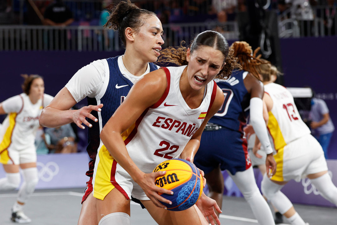 La jugadora de España Juana Camilion (i) y Dearica Hamby de Estados Unidos durante el partido de fase de grupos de Baloncesto 3x3 Femenino de los Juegos Olímpicos de París 2024, entre España y Estados Unidos, en la sede La Concorde de la capital francesa.  EFE/ Julio Muñoz