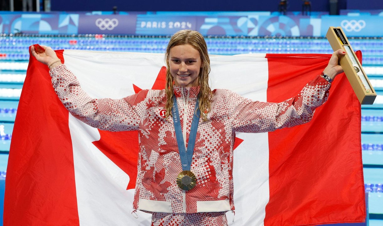 La joven canadiense Summer McIntosh, de tan sólo 17 años en la piscina de La Defense Arena en Paris, Francia. EFE/EPA/FRANCK ROBICHON