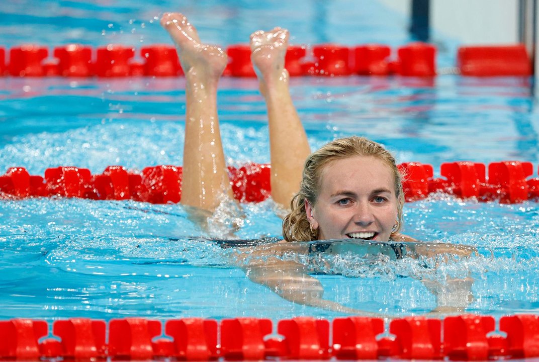 Ariarne Titmus se colgó la medalla de oro en la prueba del relevo femenino de 4x200 libre de los Juegos Olímpicos de París. EFE/EPA/FRANCK ROBICHON