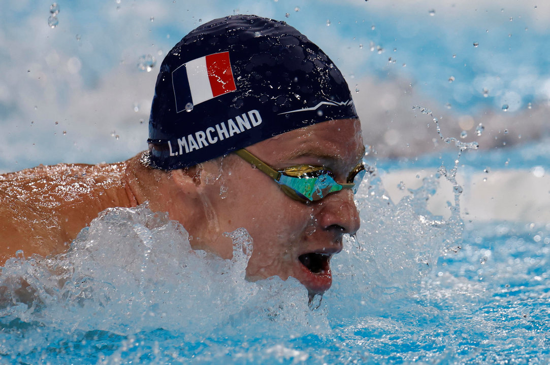 El nadador francés Leon Marchand compite en la semifinal de 200m Estilos Individual Masculino en los Juegos Olímpicos París 2024, en el Paris La Defense Arena de Nanterre, Francia. EFE/ Lavandeira Jr