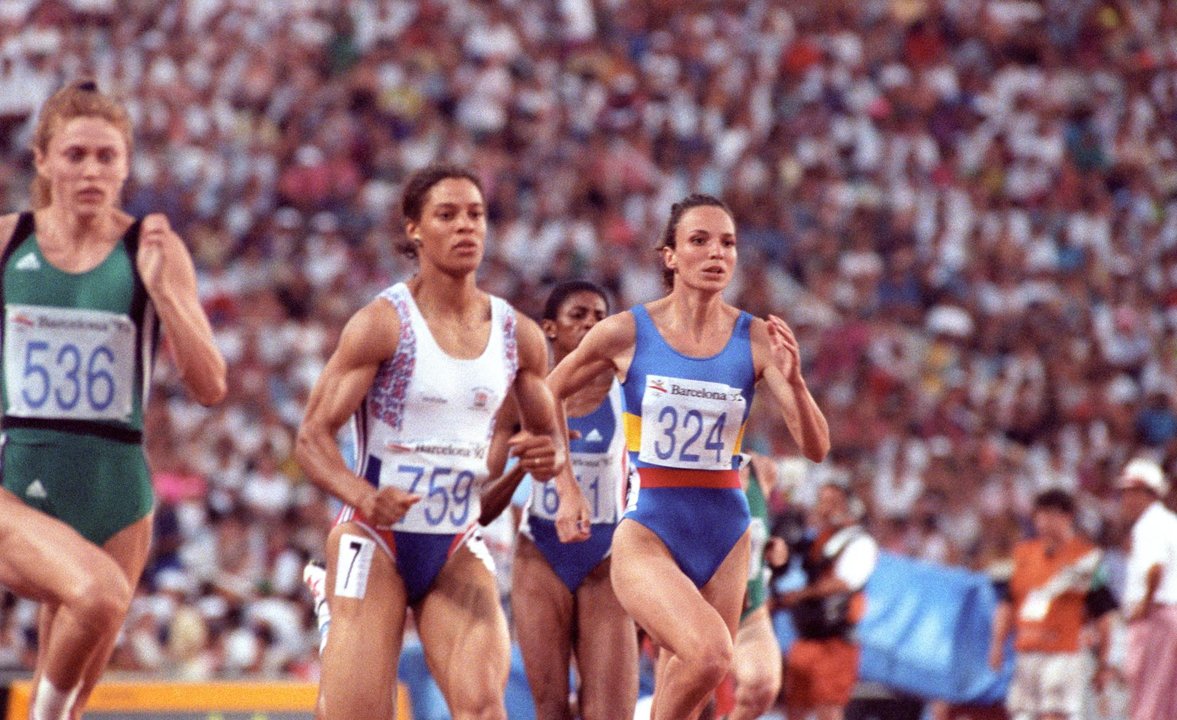 Foto de archivo del 5 de agosto de 1992, de la colombiana Ximena Restrepo (d), durante la final de los 400 metros que le dio el bronce en los Juegos Olímpicos de Barcelona '92, en el estadio de Montjuic. EFE