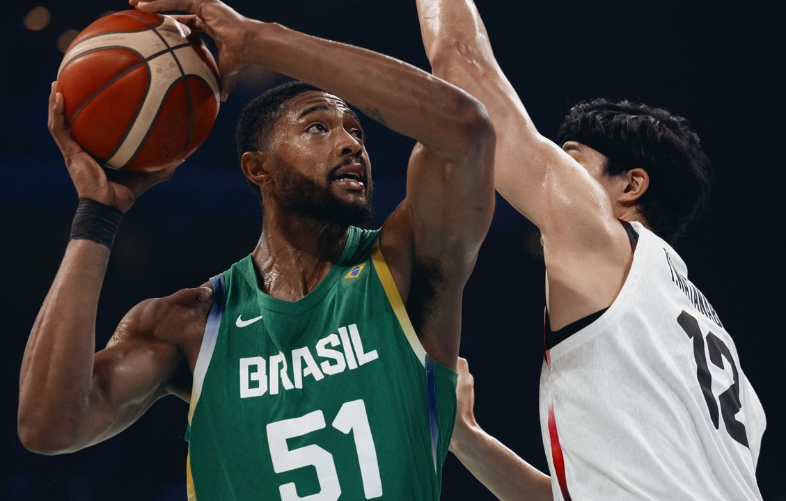 El brasileño Bruno Caboclo of Brazil ante el japonés Yuta Watanabe durante el partido de este viernes. EFE/EPA/ALEX PLAVEVSKI