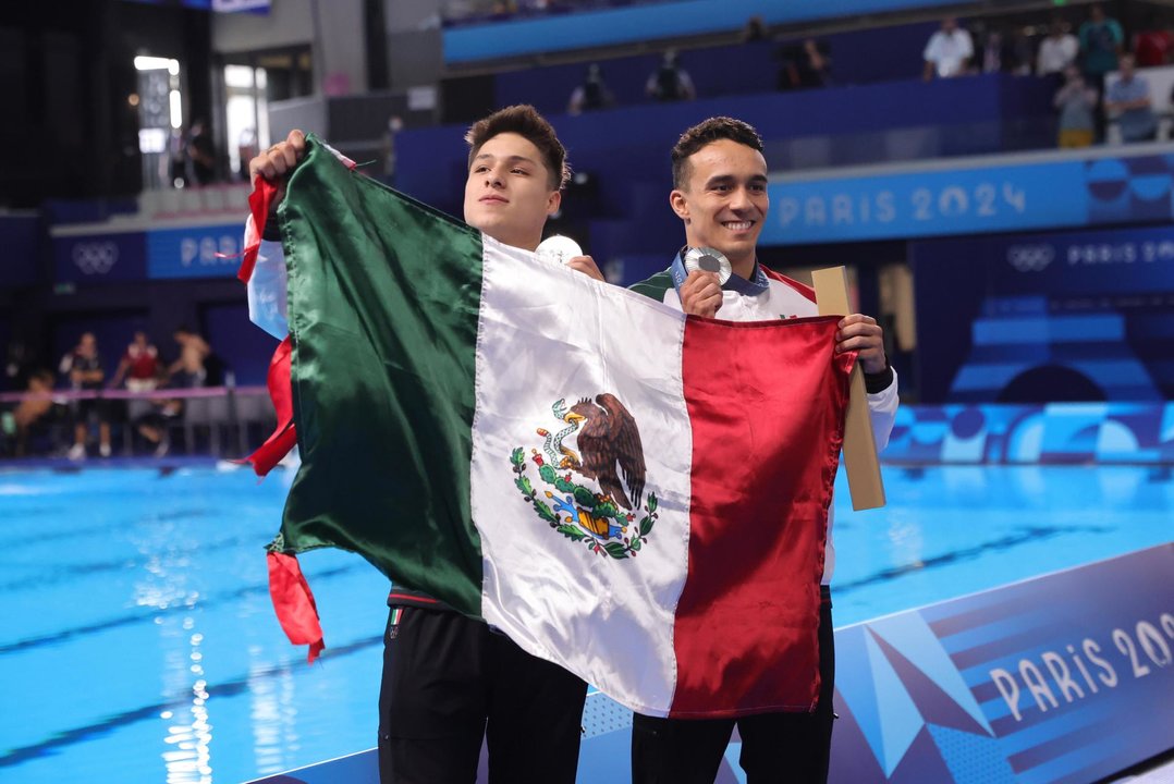 Los mexicanos Osmar Olvera Ibarra y Juan Manuel Celaya Hernandez tras la ganar la medalla de plata. EFE/EPA/TERESA SUAREZ