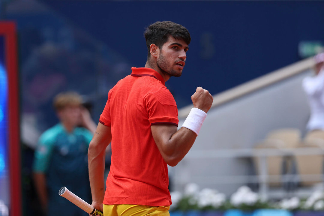 El tenista español Carlos Alcaraz celebra un punto ganado ante el canadiense Felix Auger-Aliassime durante su partido de semifinales de los juegos olímpicos de París 2024. EFE/ Juanjo Martín