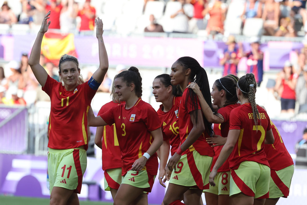 La centrocampista española Alexia Putellas (iz) celebra con sus compañeras un gol. EFE/ Kiko Huesca