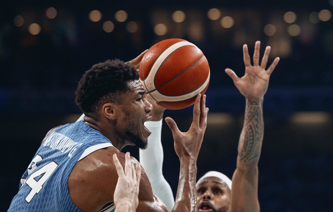 Giannis Antetokounmpo, de Grecia, en acción durante el partido del Grupo A contra Australia en los Juegos Olímpicos de París 2024. EFE/EPA/ALEX PLAVEVSKI